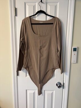 Old Navy Taupe Scoop Neck Long Sleeve Bodysuit